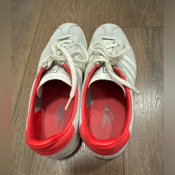 Classic Adidas shoes with stripes - Picture 2 of 5
